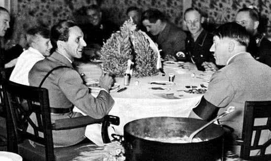 她是希特勒"试吃员",十几个小姑娘幸存她1人,如今最害怕吃饭!