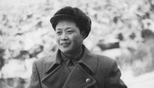 军分区司令叛变投敌,派交通员传达命令,营教导员问:政委印章呢