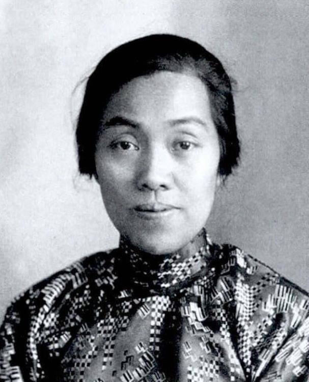 她为病人终生未婚未育,接生袁隆平等5万名婴儿,被誉为万婴之母