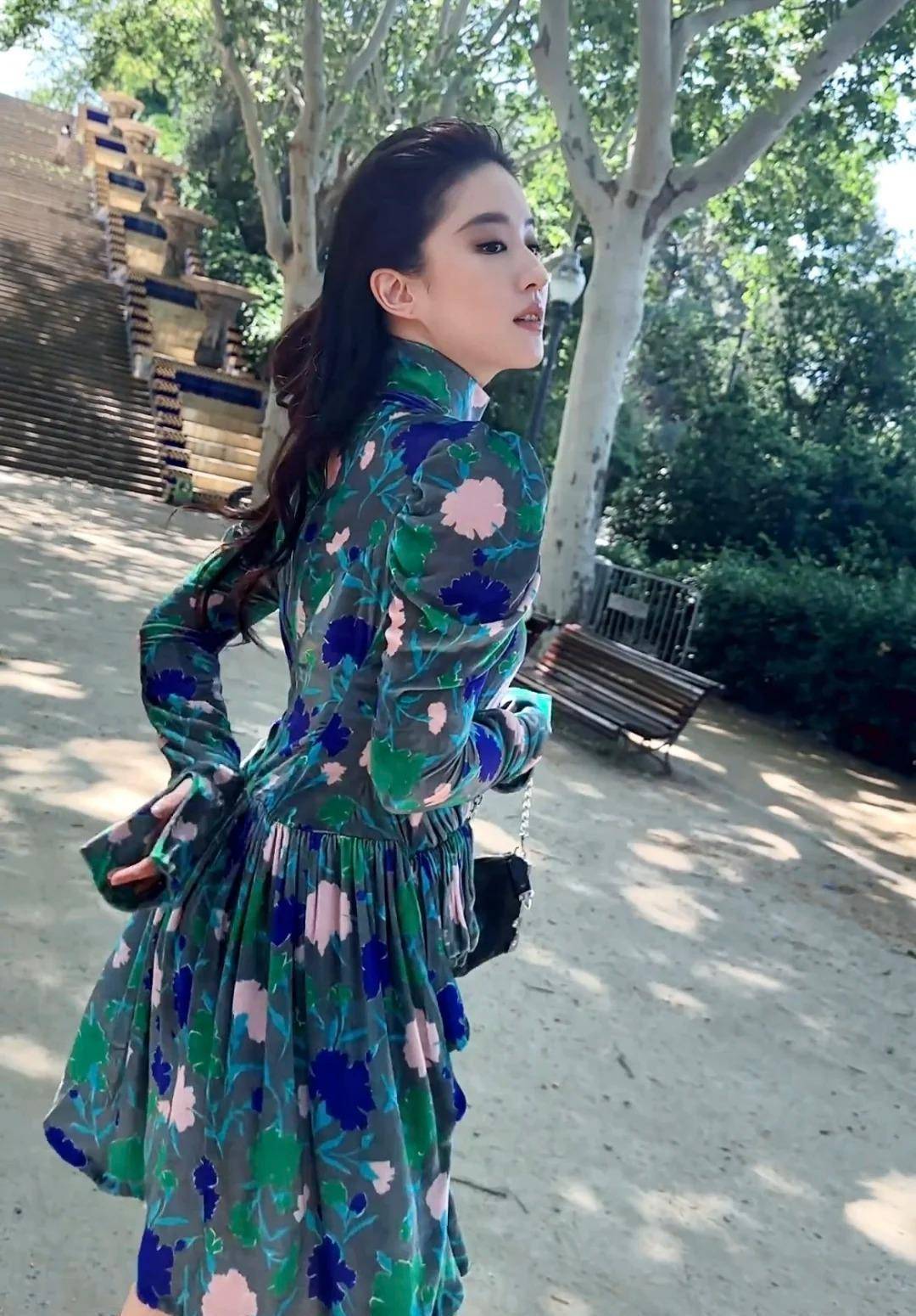 近日,刘亦菲的行程安排得满满当当,不仅以宝格丽女郎的身份在罗马与