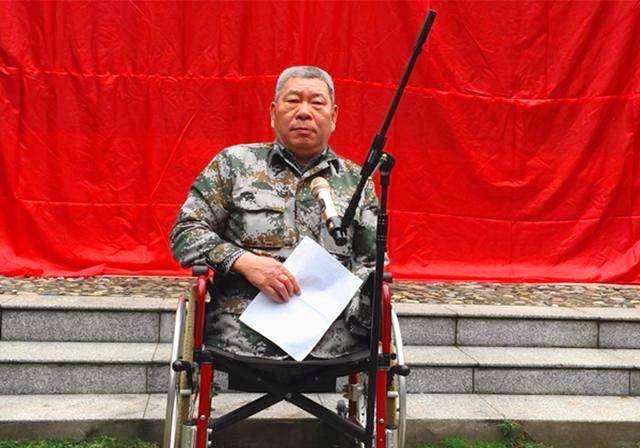 那就是当年救他于水火的那些医护人员,没有她们奋力抢救,或者放弃治疗