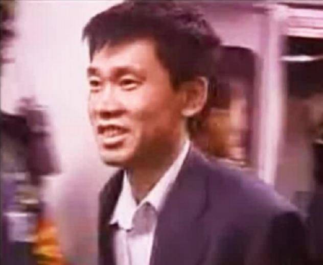 流浪汉身扛"过肩龙",被路人拍照嘲笑,网友:前30年谁敢笑他?