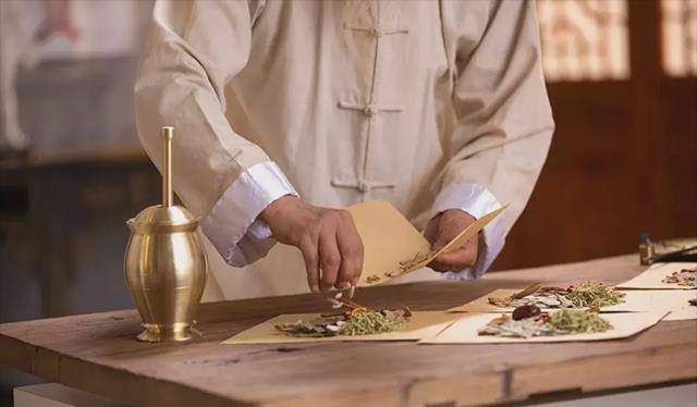 台湾老伯65岁学中医救爱妻,77岁治好自己肝癌,80岁被授予博士