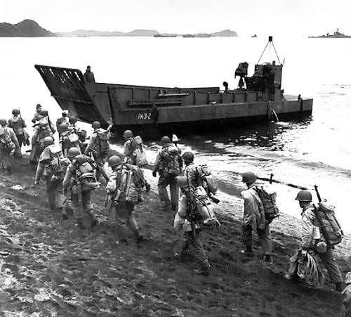 1943年3月,科曼多尔群岛海战爆发,日军遭到重创,美军知道,机会来了.