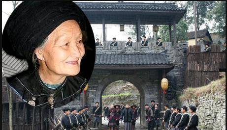 张平受命攻打保靖时,一次晚上败退过河.