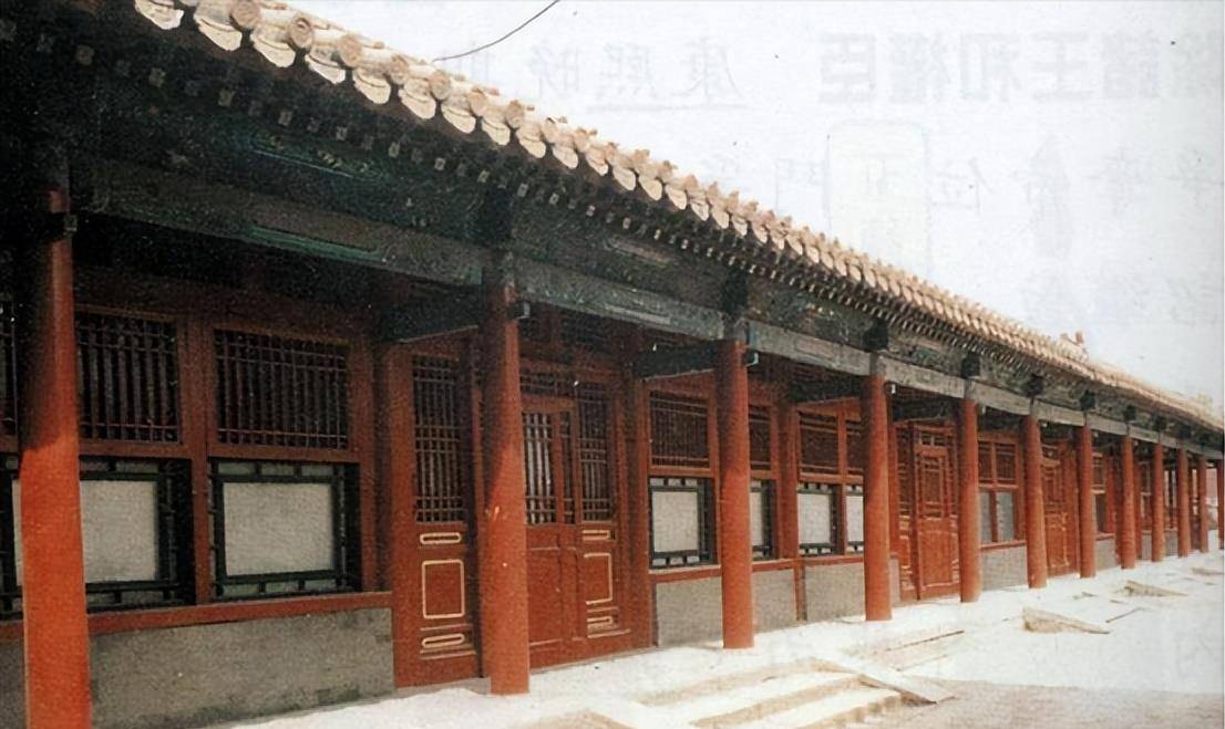 若是你想坐轿子进宫也可以只要你坐上一品大官的位置就能一路坐轿子了