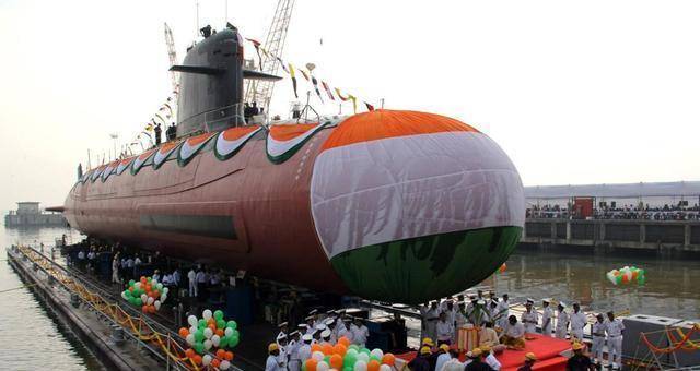 印度海军有多奇葩?航母被大粪炸,在自己港口击沉自家潜艇