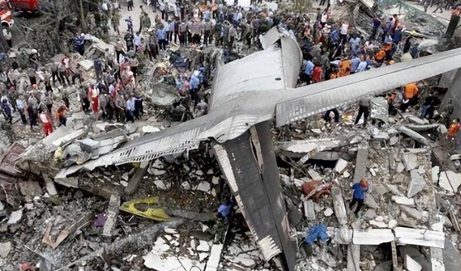 飞机坠毁事件新闻图片