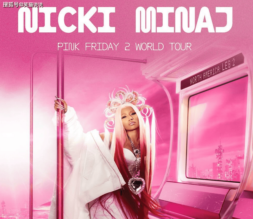 麻辣鸡的歌迷们也在演唱会的门口处一边拿手机刷词条或录像,一边大喊"