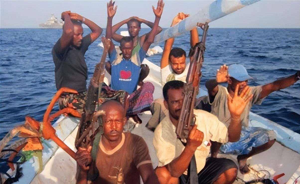 索马里海盗出海打劫 ,遇上中国渔民,海盗大呼:我投降!