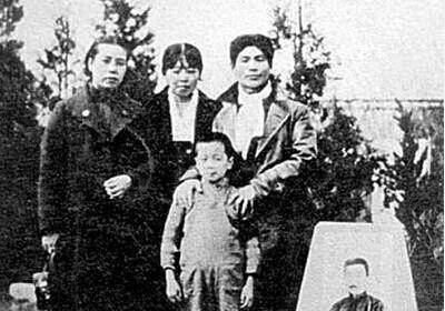 和萧军分手后,萧红和端木蕻良走到了一起,而此时她又怀孕了,不是端木