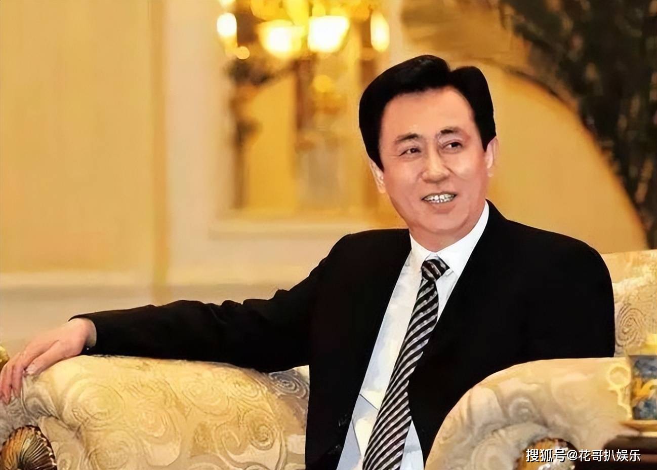 恒大集团被讨债,兰瑞克银行破产,许家印和丁玉梅500亿赃款蒸发