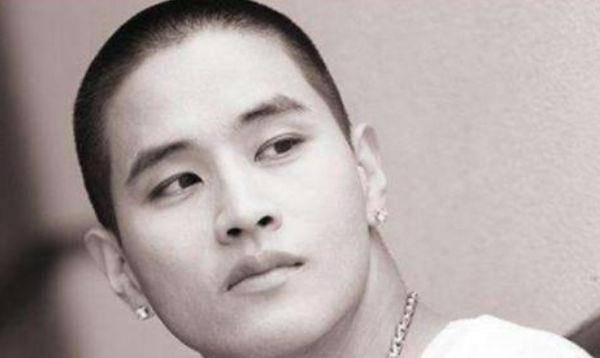 正值当红的明星,因入美国籍惨遭封杀驱逐出境,终生不得回国_刘承俊_服