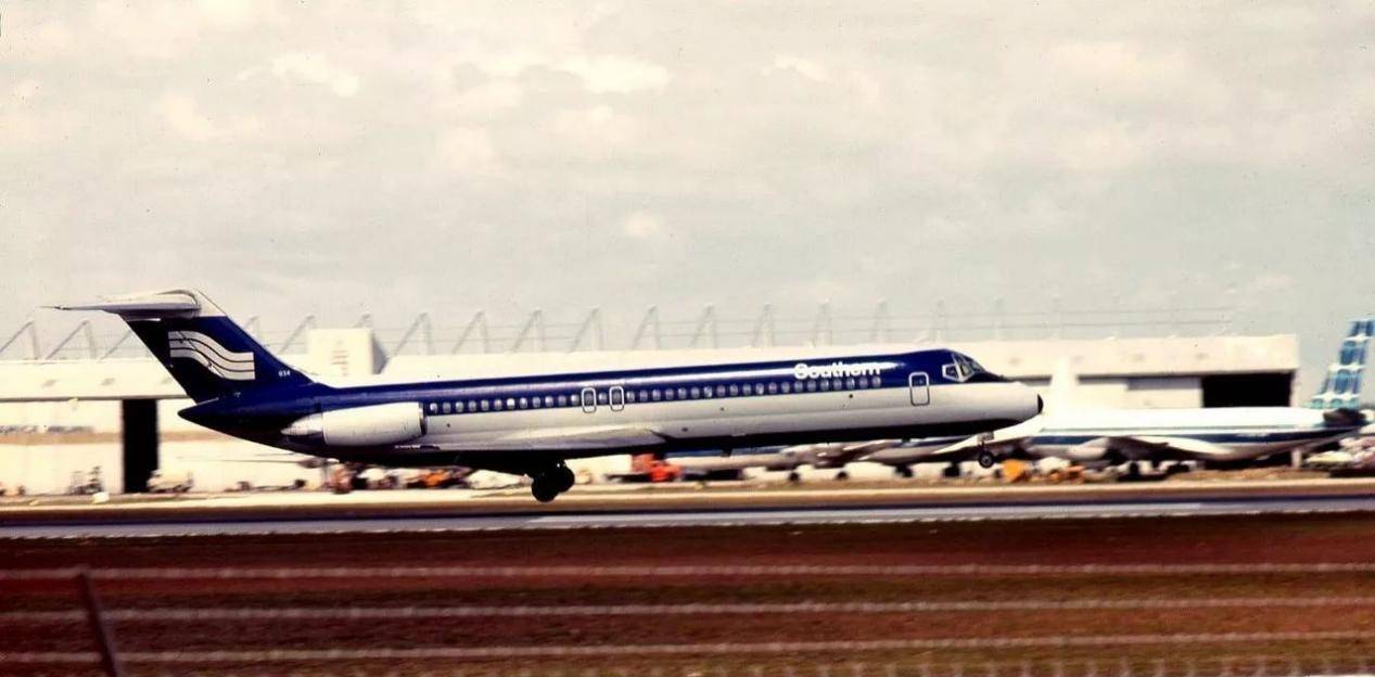 夹缝里求生存失败,迫降的美国南方航空242航班,一头扎进加油站