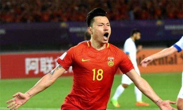 郜林身高185cm,以他的身体条件,做中锋也没问题,他的头球抢点能力在