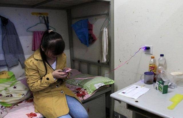 女工洗澡的地方是由一处废弃的建筑工地改造成的,周围的墙壁上有狭小