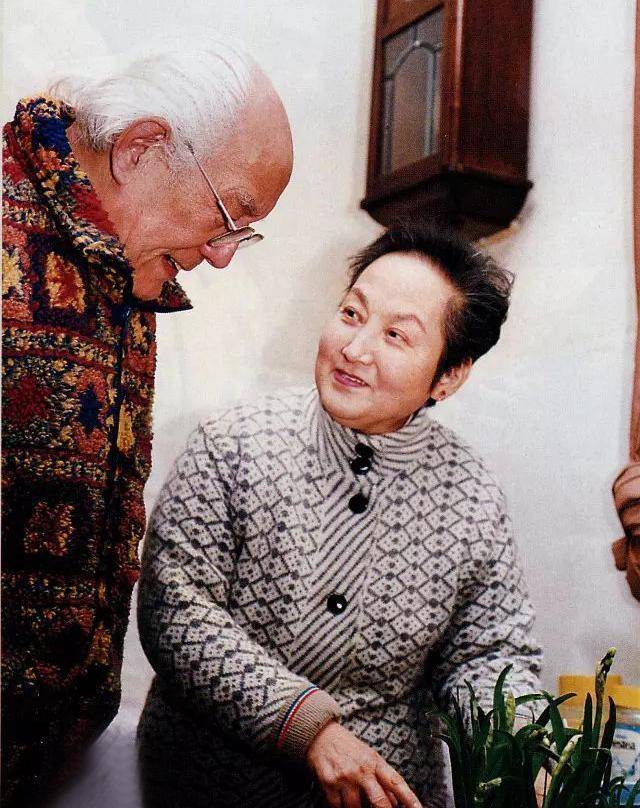 原配难产病重皆迟到,余生再娶,他与妻子相依40年,再无生离死别