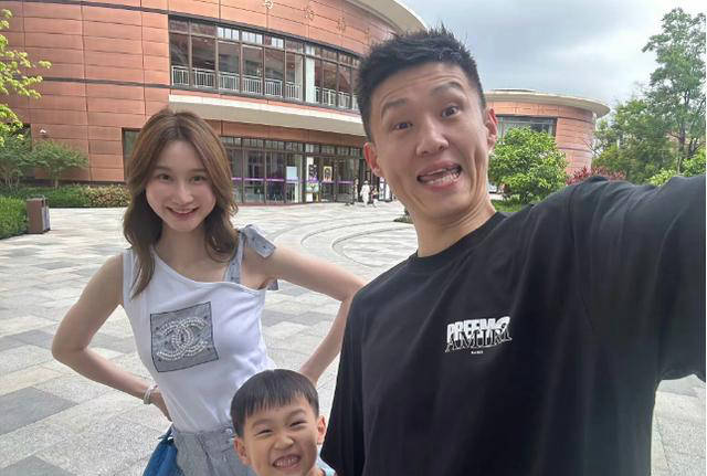 周鹏宣布暂不考虑下赛季去向,与妻子度假惬意,令球迷黯然