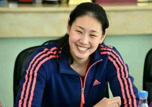 32岁的女排老将颜妮,将自己的青春与汗水全部挥洒在了赛场上,不管自己