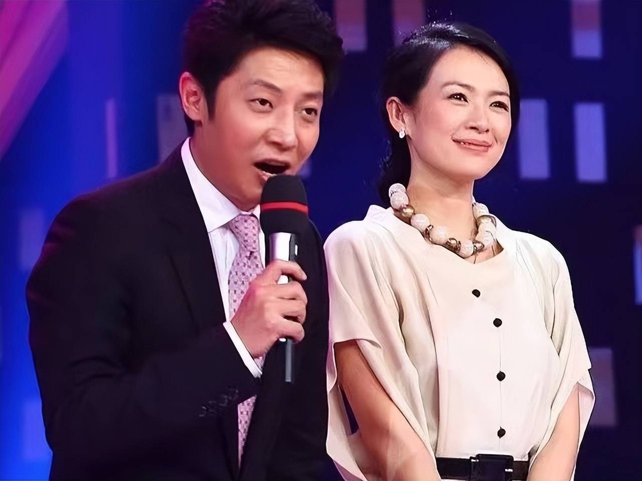 黑色蕾丝长裙,身材前凸后翘,汪峰新恋情后45岁章子怡继续拼事业