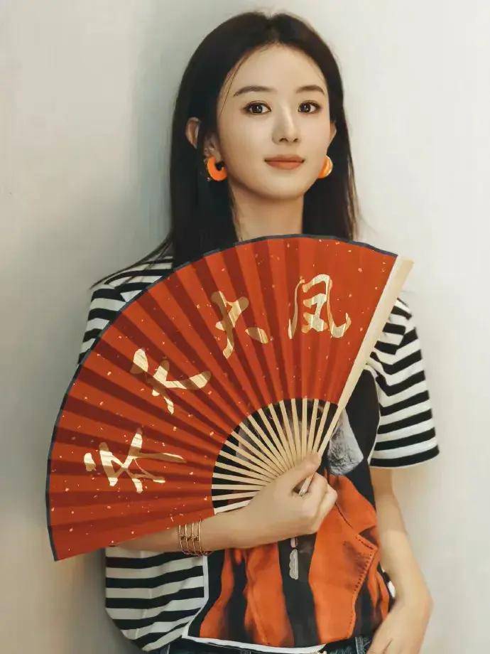 颖宝更新动态,晒《与凤行》庆功宴照,穿体恤搭牛仔裤好减龄