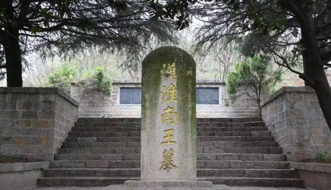 刘安远离长安,为了了解朝廷情况,他又打发爱女刘陵常驻京城,刘陵既