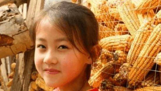 7岁小女孩铁嘉欣,因一张笑脸照"成名",公司花100万签约被拒绝