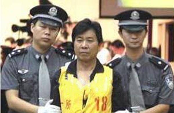 张书海,1955年出生,当过兵,后来回到村里当了村干部,但是他不甘心当时