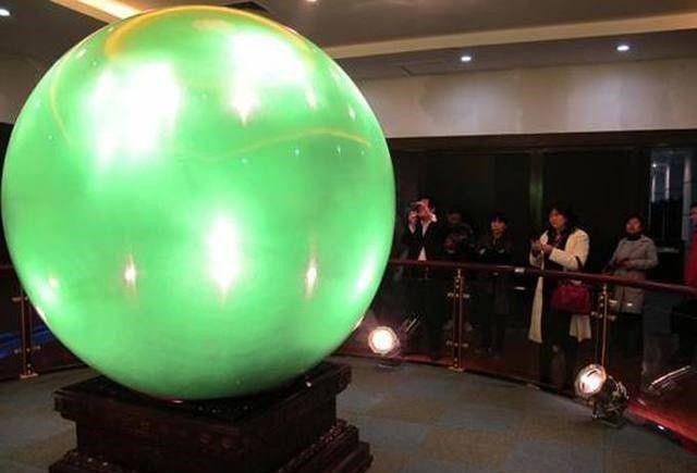 挖到重6吨夜明珠,专家估26亿没人买,今成公园"路灯"_赵社良_进行_价值