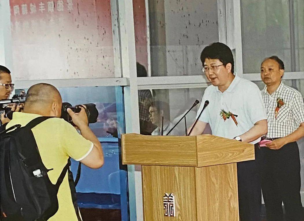 时任丰城市市长江伟斌为开幕式致辞2020年8月,在广州当代陶瓷美术馆