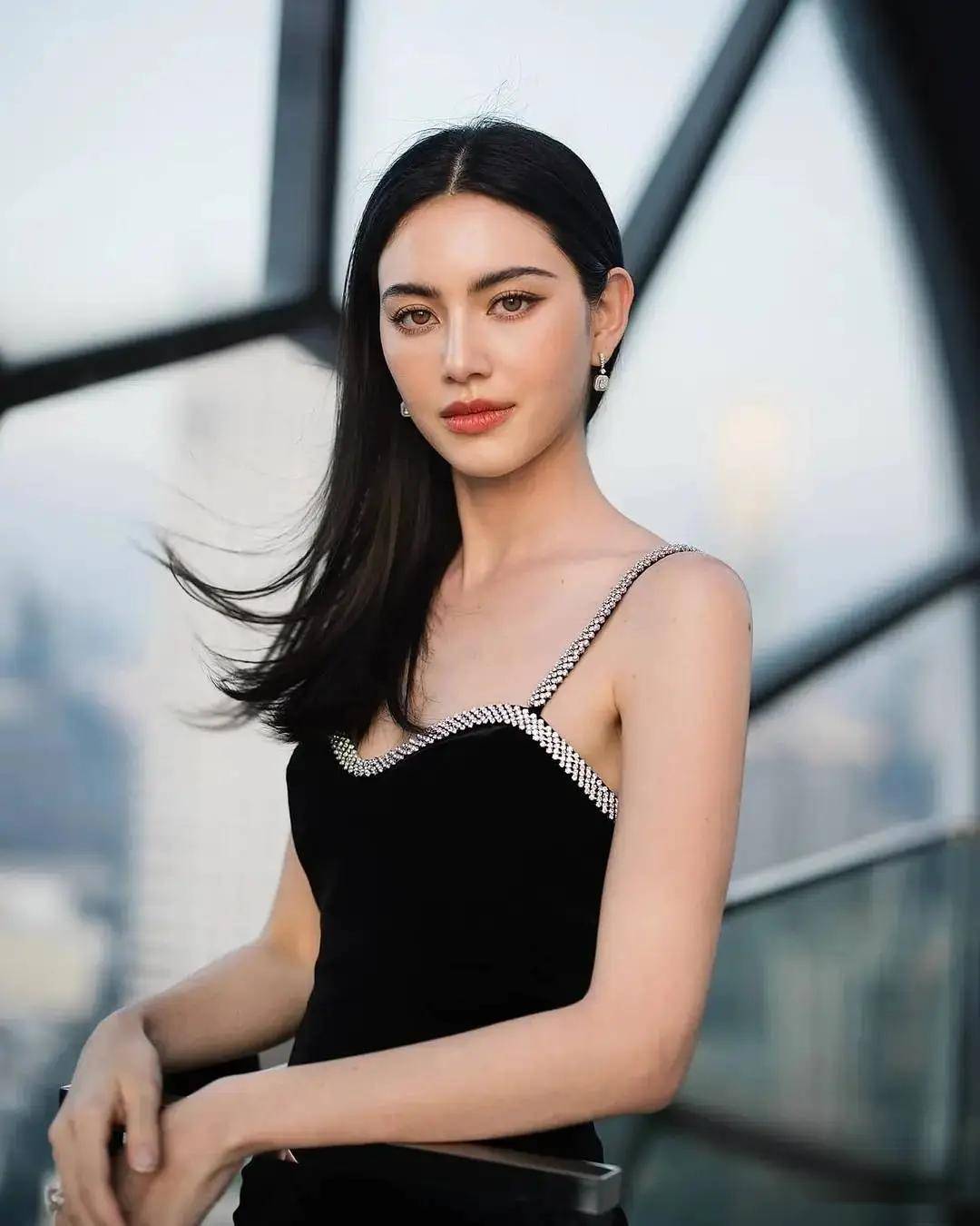 这谁顶得住!泰国极品尤物黛微卡霍内的迷人写真,女神魅力无限!