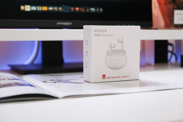 荣耀耳机earbuds x7首发:40小时续航 金耳朵认证音质,性价比拉满