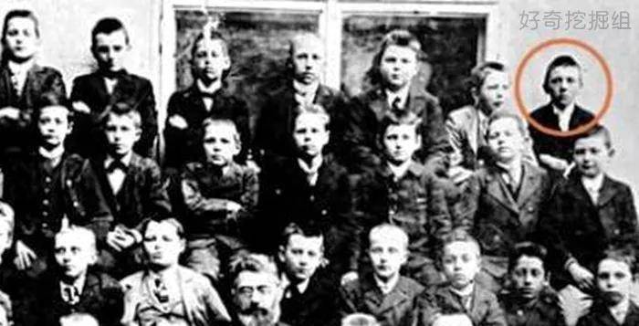 1895年,刚上小学的希特勒(下排左三)与老师,同学的合影.