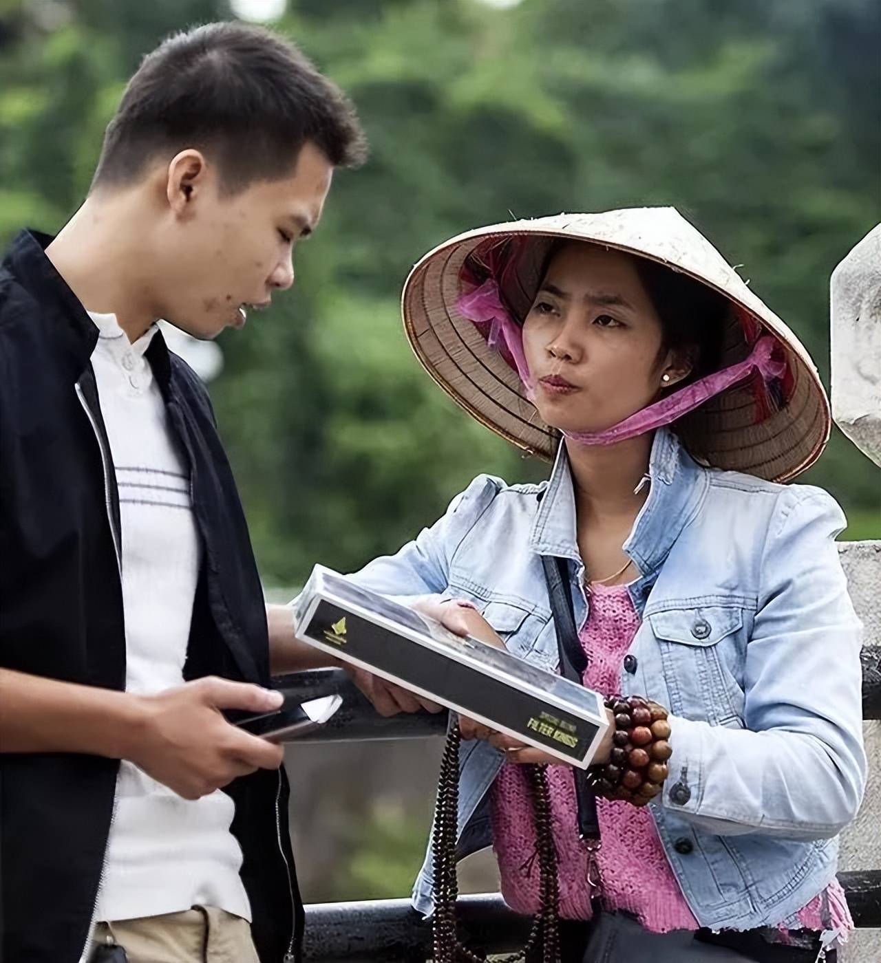 中越边境的美女商贩,有一种东西坚决不卖给中国男子