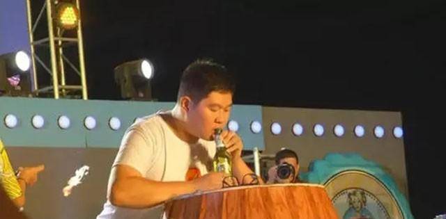 "我不会喝酒,喝酒会脸红,但是不管会不会,看到五万块钱放在那儿,你