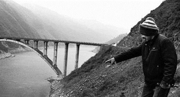 陈勇被临时调到专案组,对嫌疑犯闫志刚进行审讯,陈勇先是向他说明他的