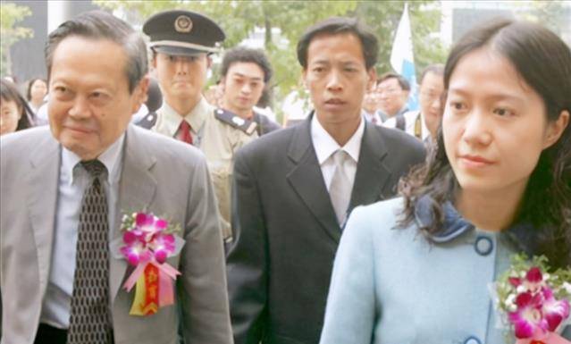 翁帆与杨振宁的第一任妻子杜致礼年轻的时候有几分神似,这也成为了