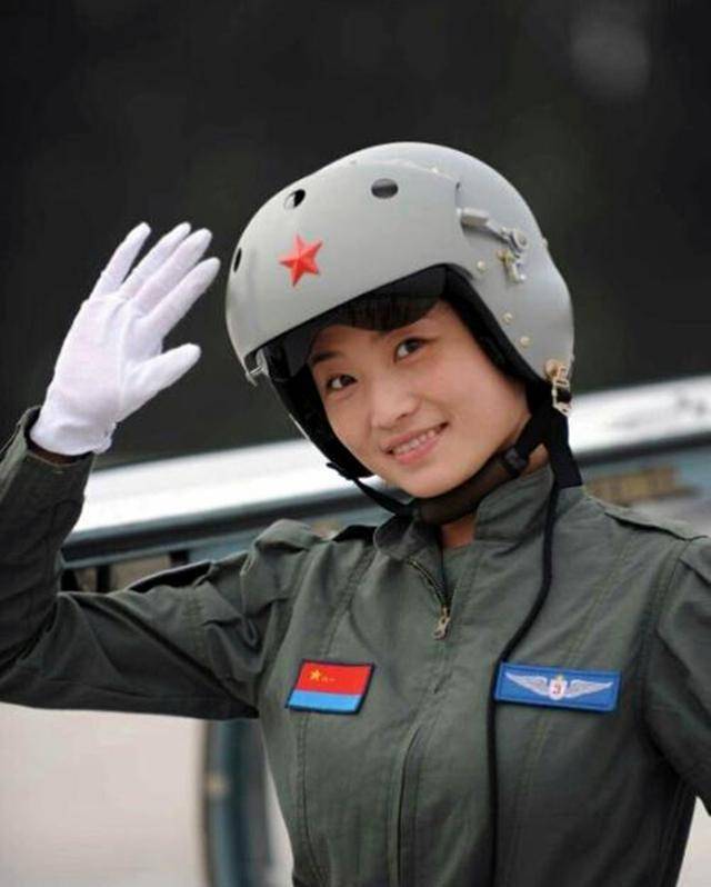 中国首位歼10女飞行员,牺牲时年仅30岁,葬礼当天36万人自发送行