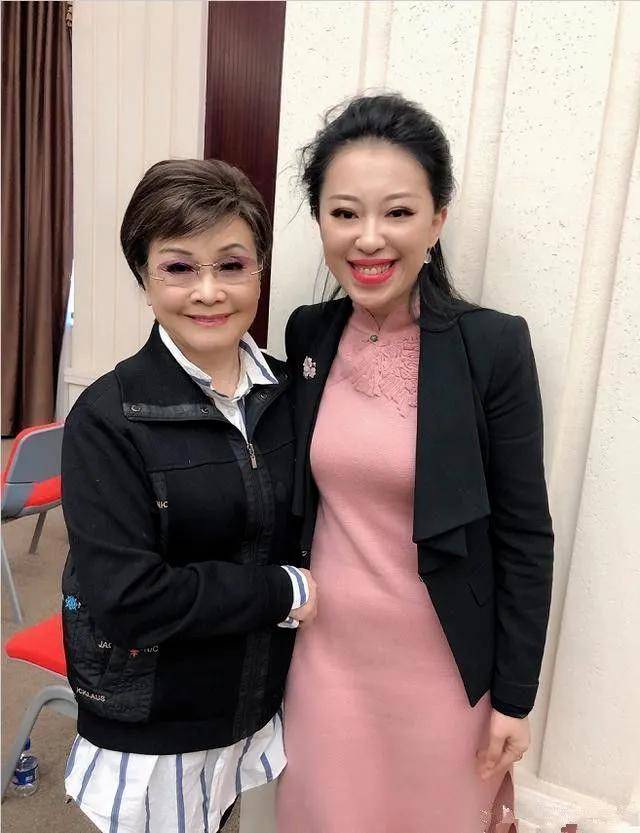 李谷一这样多好啊,77岁白发分明,弓腰驼背就是农家老人样,真实美反倒
