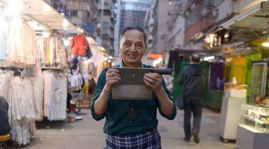 香港刀王磨一把菜刀一千元,漫天要价?顾客:希望早点"排上号"