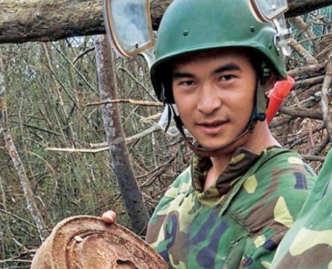 "排雷英雄"杜富国,保护战友失去双臂双眼,现在生活如何了?
