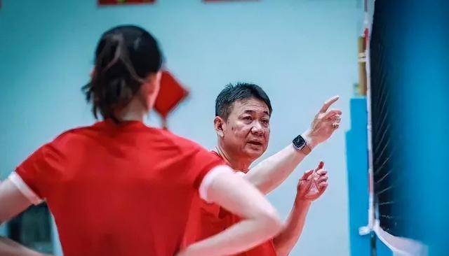 蔡斌下课呼声高涨:女排1-3惨败引球迷强烈反响,用人决策受争议