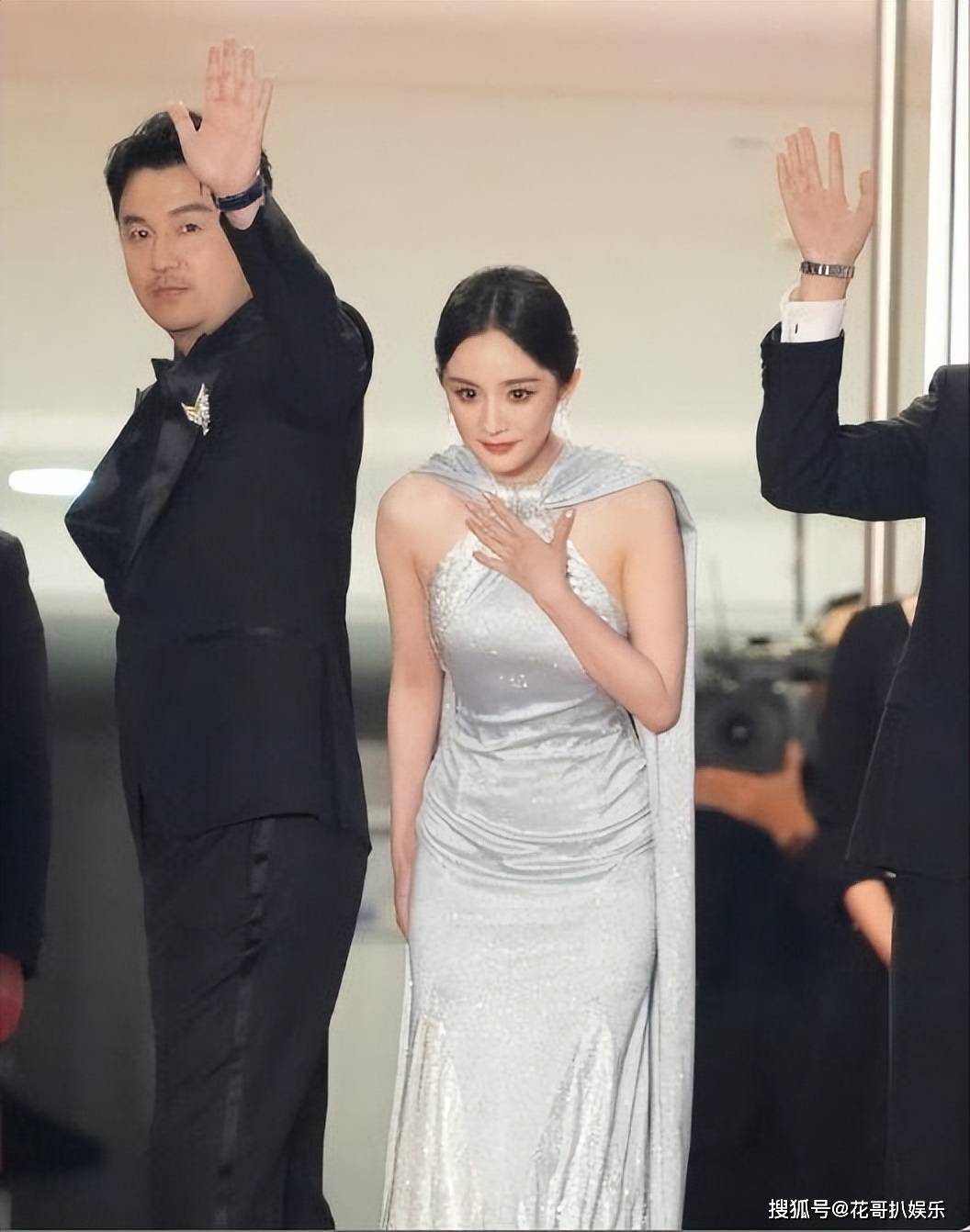 另外杨幂明显有点谦让的不诚心啊,在一众主创团队都选择深色系礼服的