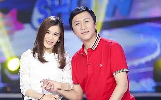 退役后,他一边在学校里当体育老师,一边上击剑课,推广击剑项目.