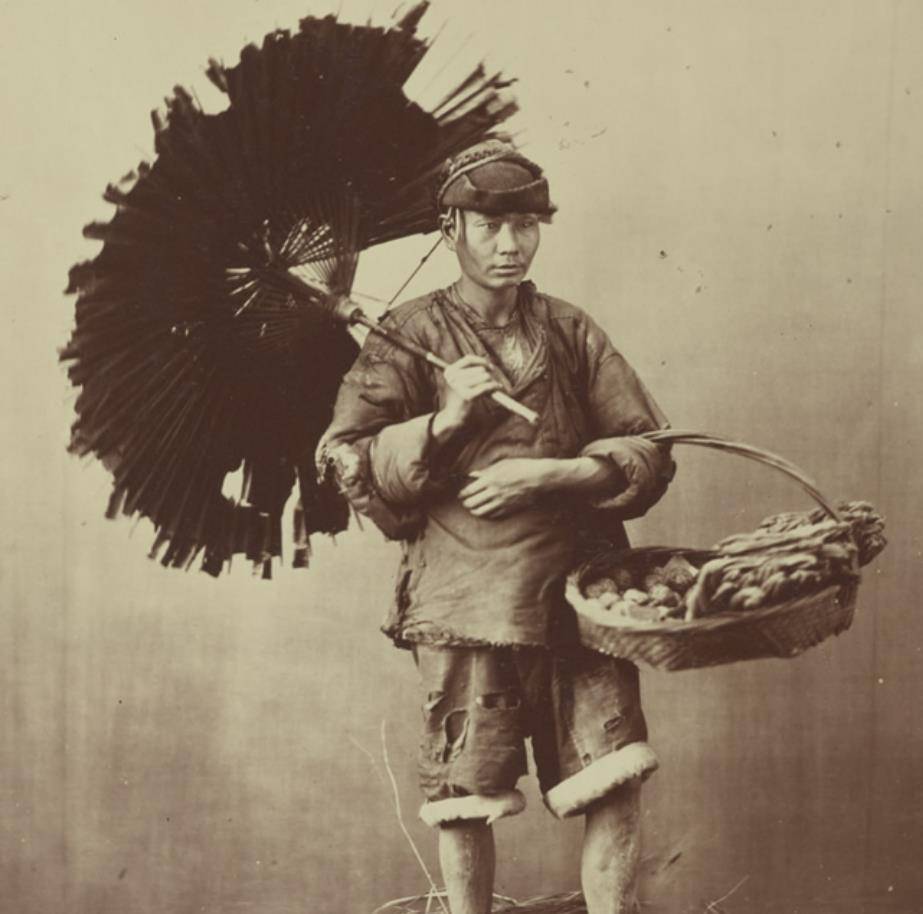 老照片:美丽惊艳的大臣夫人,满脸愁容的蓑衣百姓!