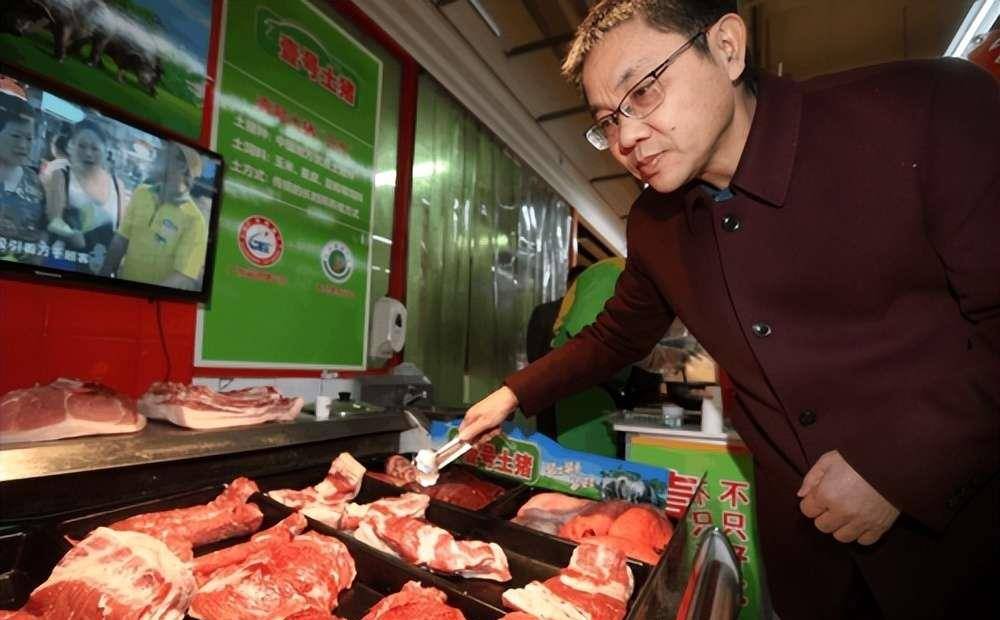 为了能够让猪肉的口感更加细腻,陈生经常跑去一些大型肉类市场做调研