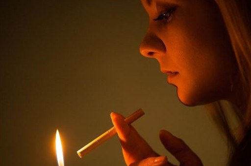 长期吸烟的人,这些时间段尽量少吸,肺或许会舒服些