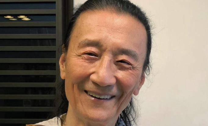 84岁谢贤摘掉墨镜 新片宣传真面目老态尽显