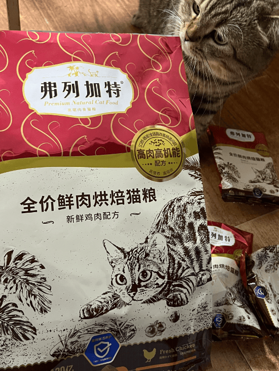 赶紧就是给我家猫咪尝试了一下,没想到它第一次吃就把猫粮都炫干净了