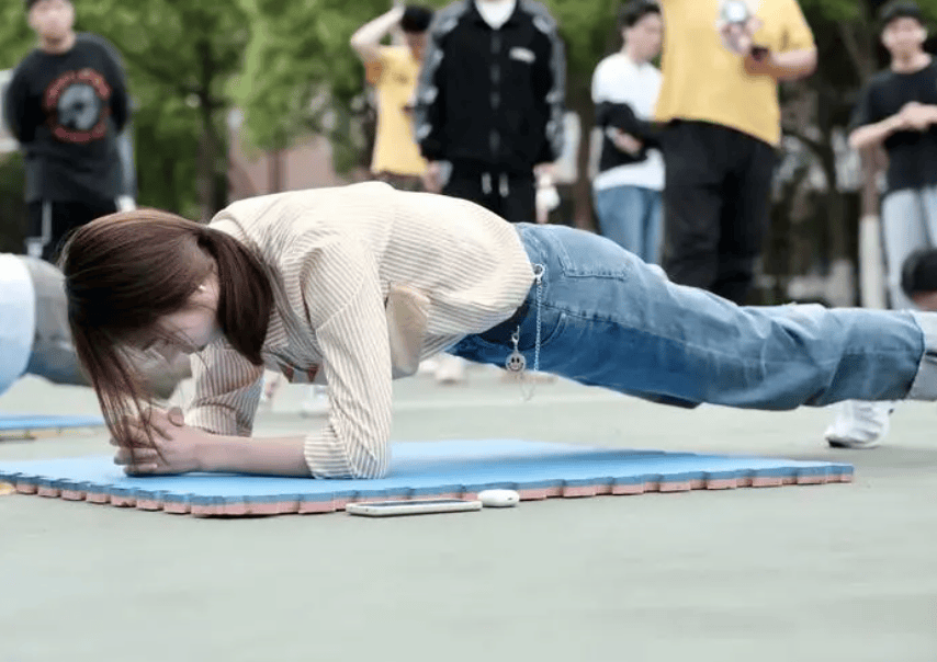 想练腹肌?别只靠平板支撑了!这4个秘诀让你更快成功!